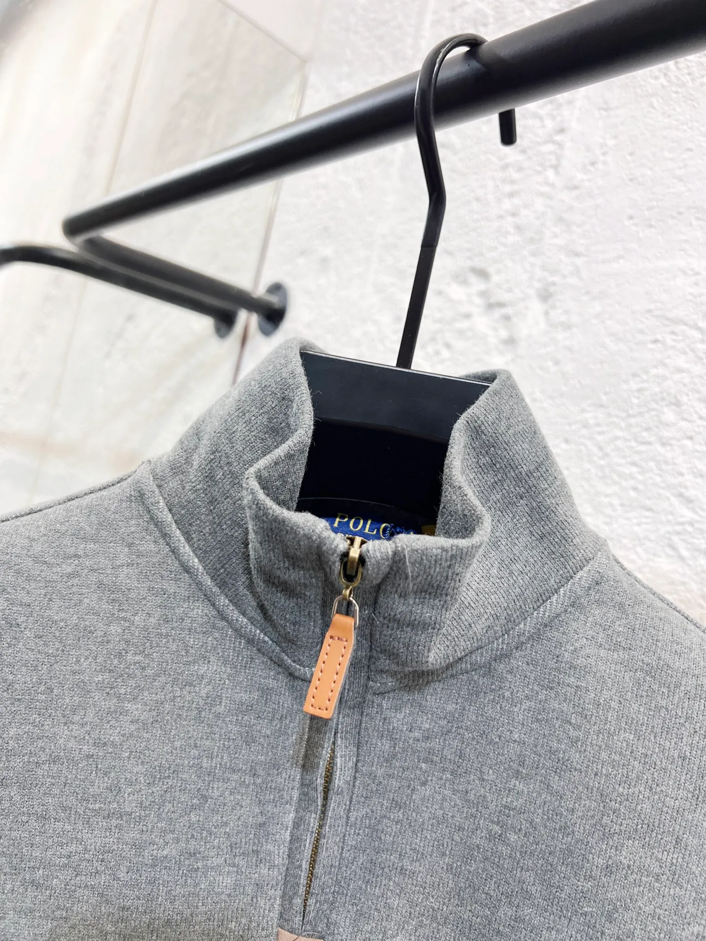 P196 Style number: T68 2235# Actual pictures! ! Ralph Lauren Minnie fabric long-sleeved half-zip sweatshirt. Color: black, oatmeal gray, camel, dark gray, light gray, navy blue, milk white. A total of 7 colors. Size: M-100-120 catties L-120-140 catties XL-140-160 catties 2XL-160-180 catties